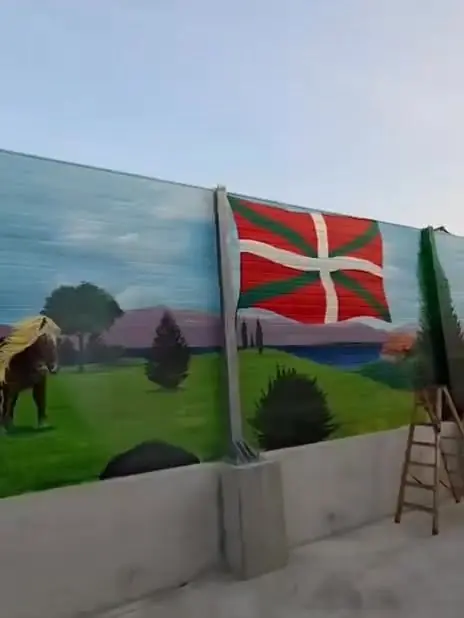 Vidéo de la fresque de 200 m² à Ustaritz