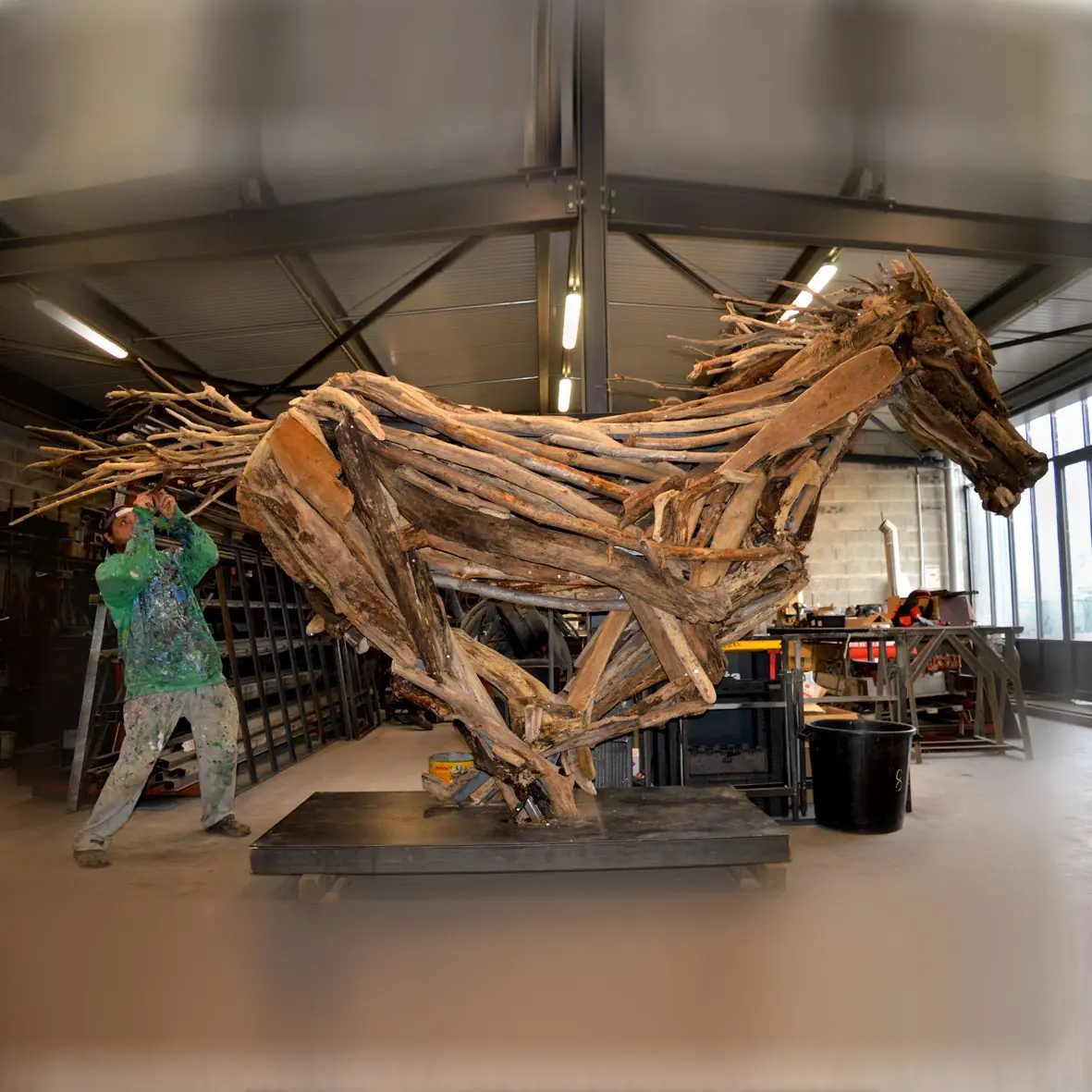 Rémi Bertoche et un cheval monumental en bois flotté dans l’atelier