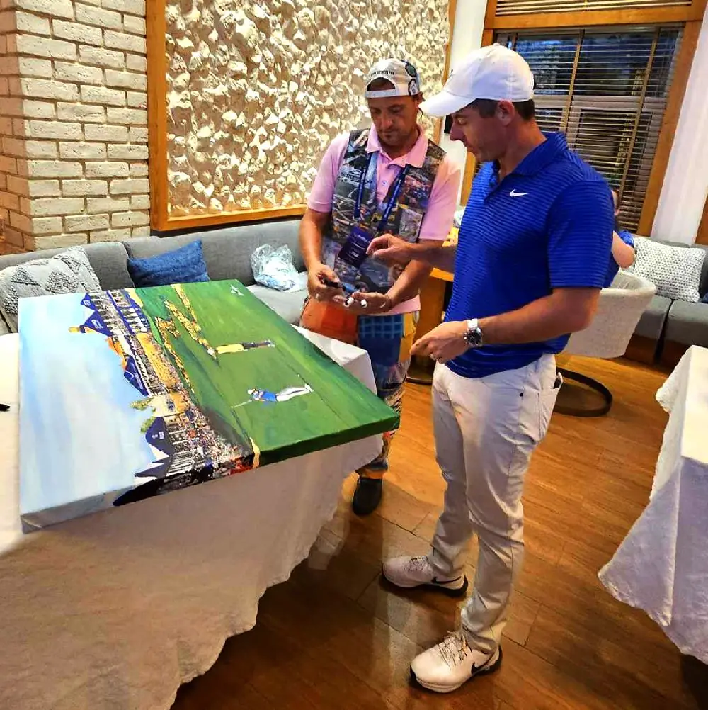 Rémi Bertoche présentant une peinture de golf à Rory McIlroy